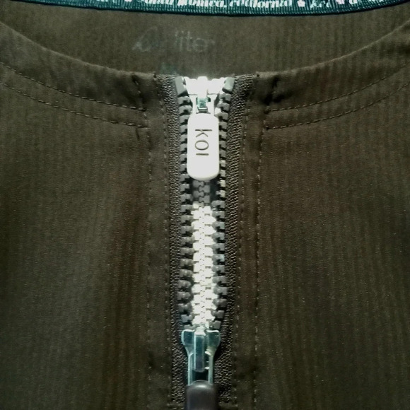 2 Koi Chocolate Brown Scrub Tops w/ Pink/Brown Double Zipper 4 Pockets Sz Medium - Picture 8 of 13